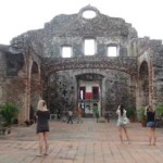 Ruins of old arquitecture next to modern building in Panama City